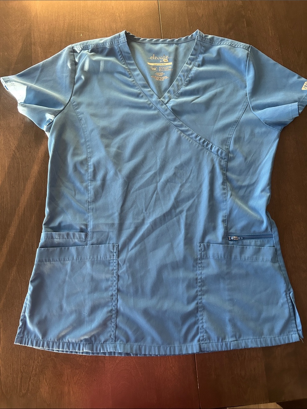 Elevate by IRG Women’s Blue V-Neck Medical Scrub Top size small